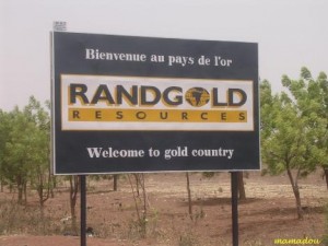 Bankrupt France invades Mali to grab gold mines